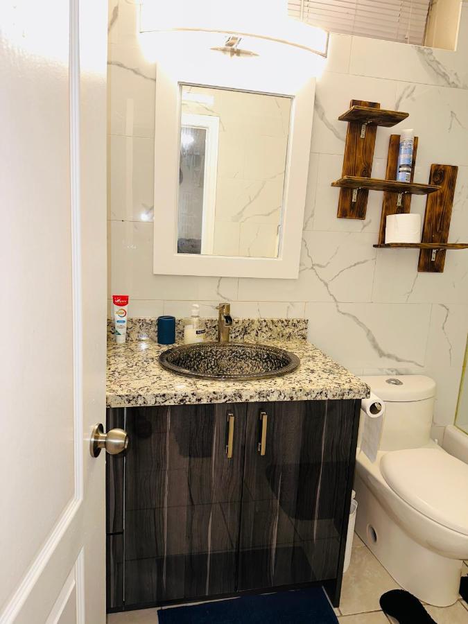 Deluxe Double Room- Hazel Stays Mississauga Eksteriør bilde